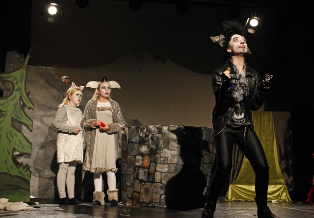 Ulven spilt av Maren Emilie Kløven Lein sjekker gullmynten i løsepenger, som Geitemor, Sara Lein Fuglår og geitekillingen Sigrid Einvik Dahle tilbyr.