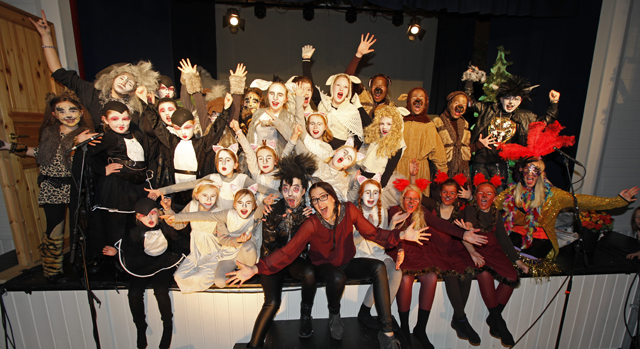 En fornøyd gjeng etter en vellykket premiere. Foran regissør Terese Moe Dahle og rockeulven Maren Emilie Kløven Lein.