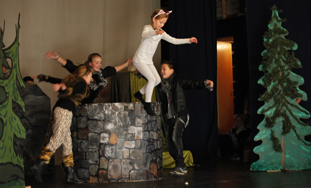 Ulveflokken jager en av geitekillingene. Her fra øvelsen søndag.