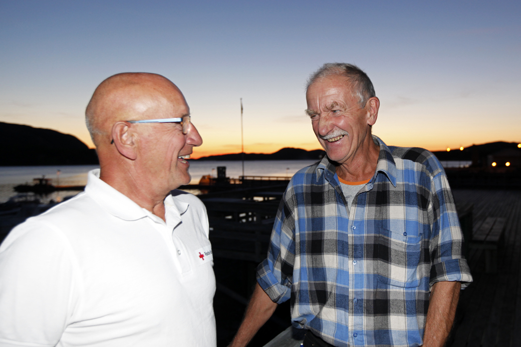 100 MEDLEMMER: Flatanger Røde Kors fikk en utrolig start, med 100 medlemmer allerede før stiftelsesmøtet. Distriktsleder Snorre Gundersen (til venstre) var imponert over engasjementet til nyvalgt leder Otto K. Sandnes og de andre initiativtakerne.