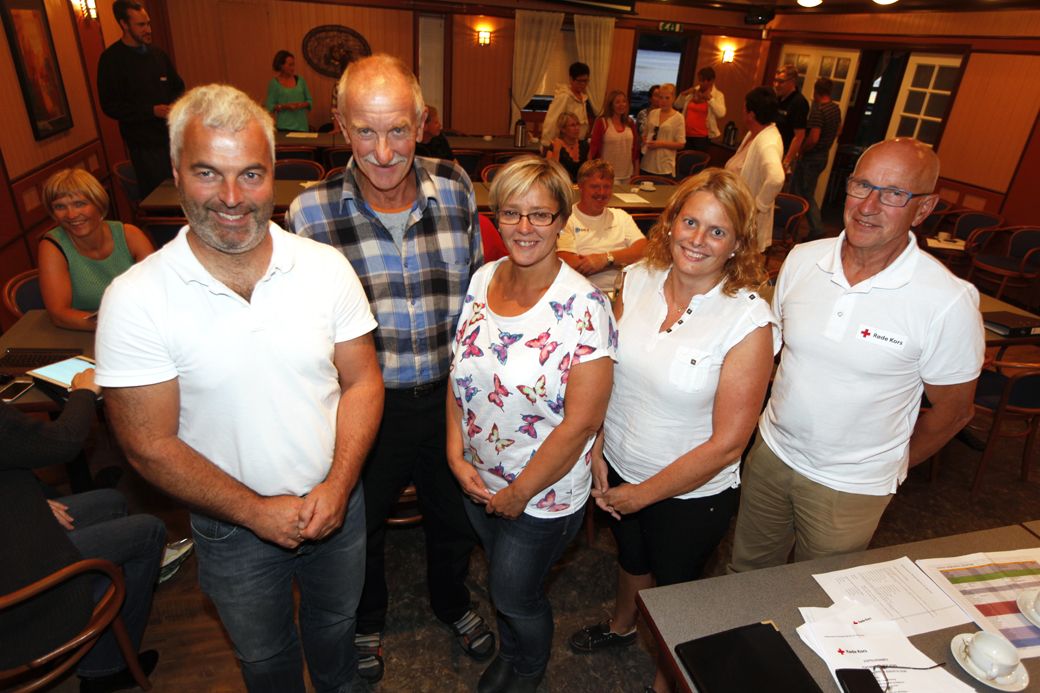 Det første styret i Flatanger Røde Kors består av fra venstre: Alf Magne Hanssen, leder Otto K. Sandnes, Rita Stamnes, Marit Hustad Dølvik og Benjamin Lein Fuglår, som ikke var til stede på møtet. Til høyre distriktsleder Snorre Gundersen.
