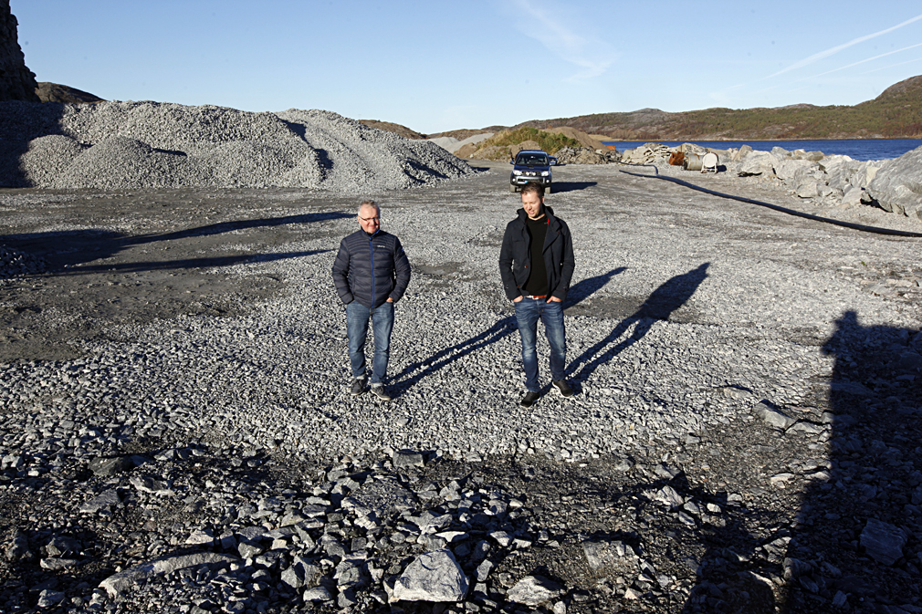 Tomta skal gjøres større. Mer fjell skal sprenges ut og fylles ut I sjøen før bygginga kan starte, forteller Per Anton Løfsnæs og Geir-Tore Olsen.