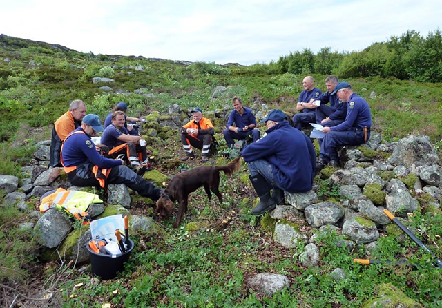 Ryddemannskapene tar en pust i bakken under aksjonen 26. juni. (Foto: NTFK)
