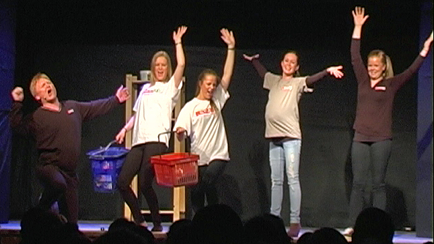 Nybutikken og serviceprisen til Spar har selvsagt blitt et revynummer. (Foto: Morten Kristiansen)