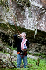 Torgeir Nygård i NINA tar imot den dyrebare lasten, havørnungen som ble firt ned fra reiret på Kvernøya. (Foto: Sebastian van der Greef)