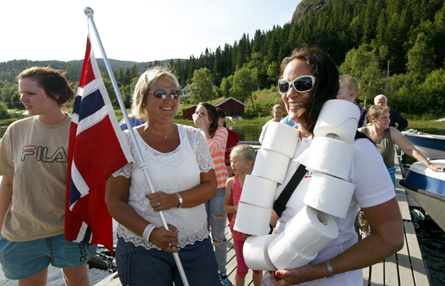 Arbeidskollega Anita Mårvik (til venstre) hadde møtt opp for å ønske Tove Morken og familien god tur. Tove fikk også overrakt en hawaii-blomsterkrans av toalettpapir - noe som kan komme godt med på seilasen....