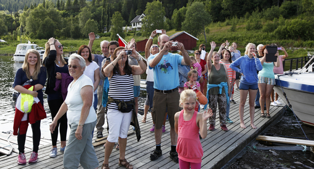 Familie, naboer og venner var møtt opp for å ønske god tur. Sjelden har det vært sånt oppmøte på flytekaia på Tøtdal.