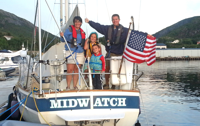 Kim og Bob Scamman, og barna Anna og Finn, lå to uker til havn i Flatanger, etter å ha seilt helt fra Boston.