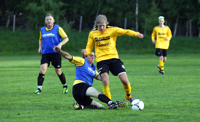 Ola Kristian Dahle Høstland ble forsøkt tacklet, men hoppet elegant over motstanderen og beholdt ballen.