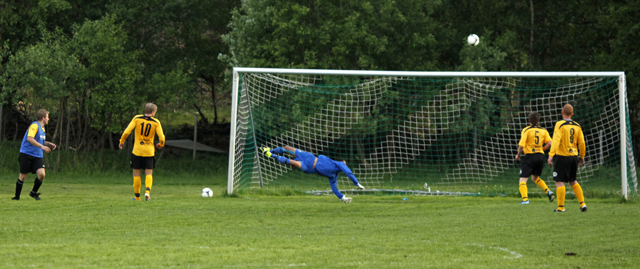 Flatanger-keeper Aleksander Roel holdt buret rent, unntatt på en straffe. Her en fin redning som ga hjørnespark til Harran.