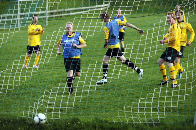 Jørgen Høstland satte ballen i nettet og økte Flatangers ledelse til 5-1.