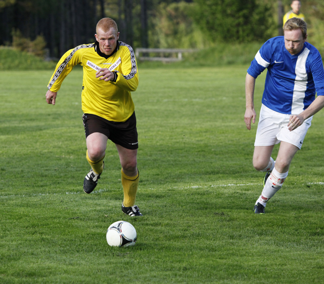 Roger Havstein vant duellen mot en Namsos-spiller som tydelig ga opp kampen om ballen.
