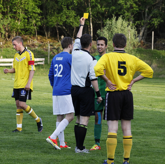 Keeper Aleksander Roel på Flatanger tok det gule kortet med et smil, og gjorde revansje med en målgivende pasning mot slutten av kampen.
