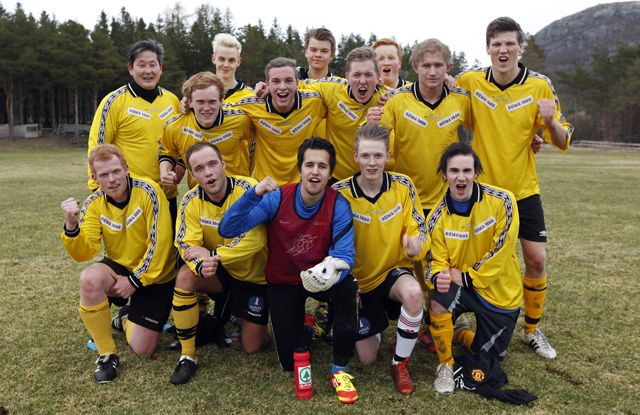 Flatangers nye seniorer var fornøyde med kampen. Foran fra venstre: Roger Havstein, Sondre Hagerup Johnsrud, Aleksander Roel, Vetle Dahle og Kristian Olsen. Bak fra venstre: Lars Hågensen, Simen Lein, Fredrik Estensen, Benjamin Fuglår, Markus Sørgaard, Jens Dahle, Jørgen Høstland, Ole Kristian Dahle Høstland og Petter Moe.
