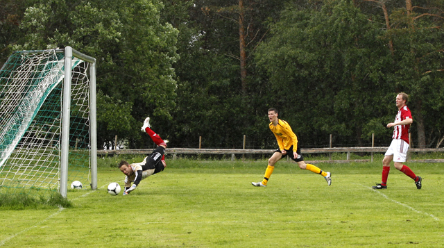 Sørlias keeper slo ut dette frisparket - en av flere sjanser som ikke ga uttelling.