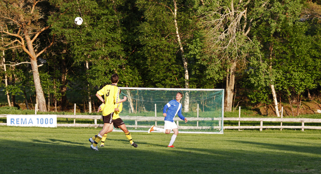 Ett av flere klare eksempler på offside under kampen Flatanger-Namsos 2. Målet står til høyre utenfor bildekanten. Målet i bakgrunnen står på sidelinja. Kanskje på tide å gjeninnføre linjedommere også i 6.divisjon?