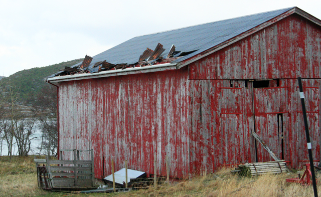 Taket på denne siloen på Nesset fikk hardt medfart i stormen.