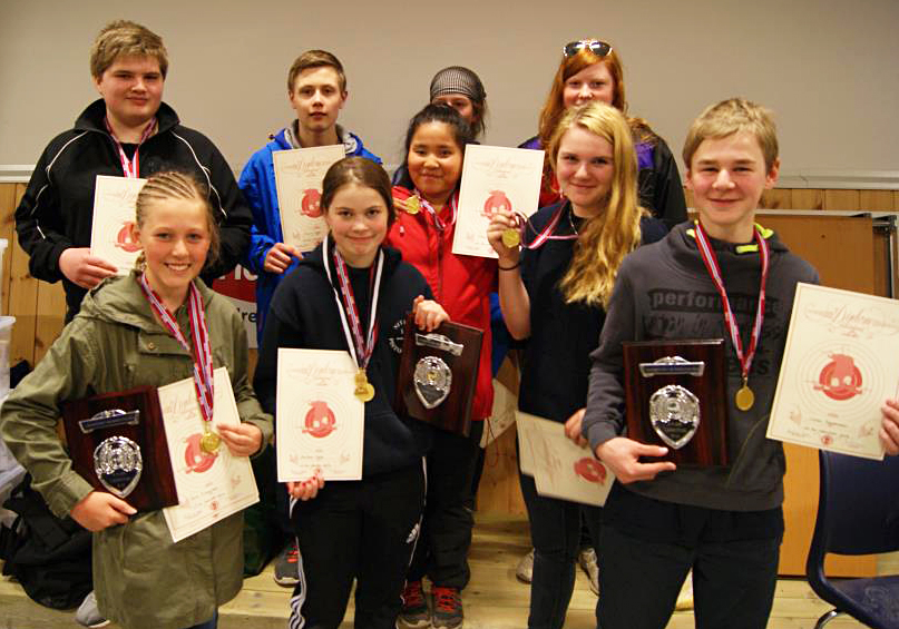 Skyttere fra Sitter pistoklubb med deltakermedaljer, lagplakketter, diplomer og gullmedlalje. Foran fra venstre: Nora Frisendal, Nicoline Mork, Dina Hansen, Annie Havn og Julian Sandhöfer. Bak fra venstre: Vegar Hustad Fornes, Ingeborg Brørs Skorstad og Jorun Snilstveit. (Foto: Olav Jørgen Bjørkås)