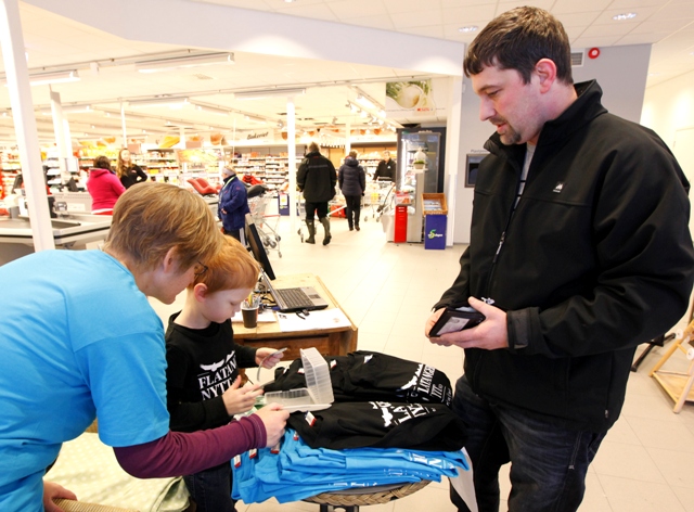 Magnus solgte den første Flatangernytt-skjorta til Pål Hågensen.