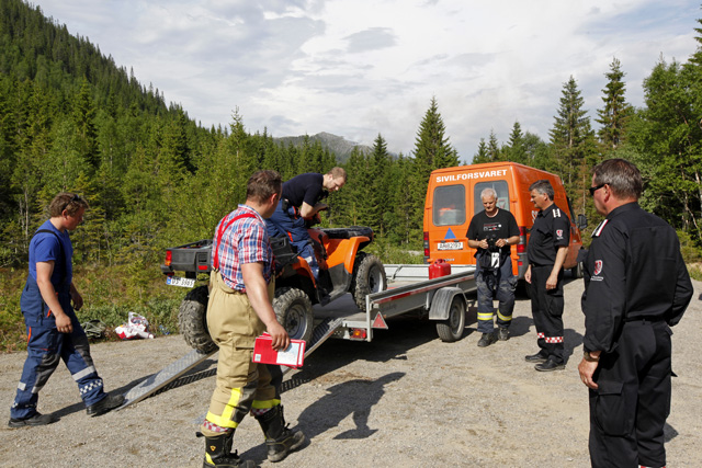 Fire brannfolk tok seg inn i området til fots først. Sivilforsvarets Fig-gruppe kom med firehjuling for å transportere flere mannskaper og utstyr inn i området.