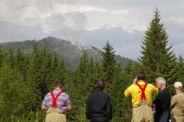 Fire mann ble sendt inn i området først, mens brannledelsen etablert seg ved en snuplass på skogsbilveien inn mot Breivikfjellet.