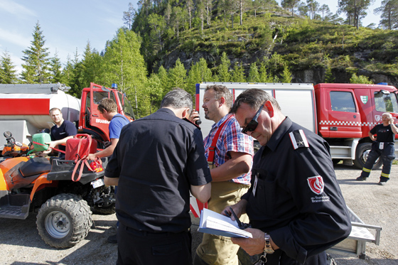 Utviklingen på brannstedet ble fulgt nøya av fra venstre brannsjef Håvard Bye (med ryggen til), utrykningsleder Arve Sverkmo og beredskapsleder Ole Lein i Inn-Trøndelag Brannvesen.