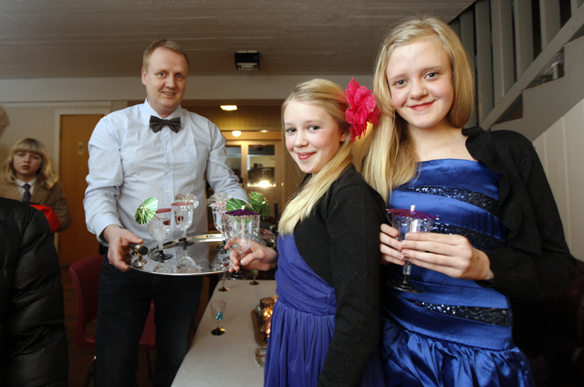 Franken R. Estensen serverte velkomstdrinker til Rakel Sofie og Iben Mathea,, som aldri hadde vært på ball før.