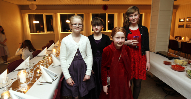 Et flott dekket bord møtte gjestene, fra venstre: Maria, Amalie, Ida og Ann-Mari.