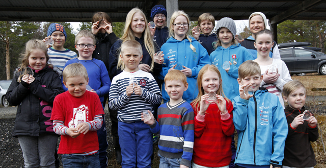 Stolte skyttere mottok deltakerpremie under skytteravslutninga i skytterhuset på Lauvsnes.