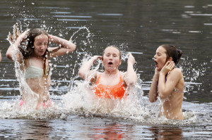 Bjørg, Ester og Ingeborg telte til tre og tok en felles dukkert i Vikvatnet.