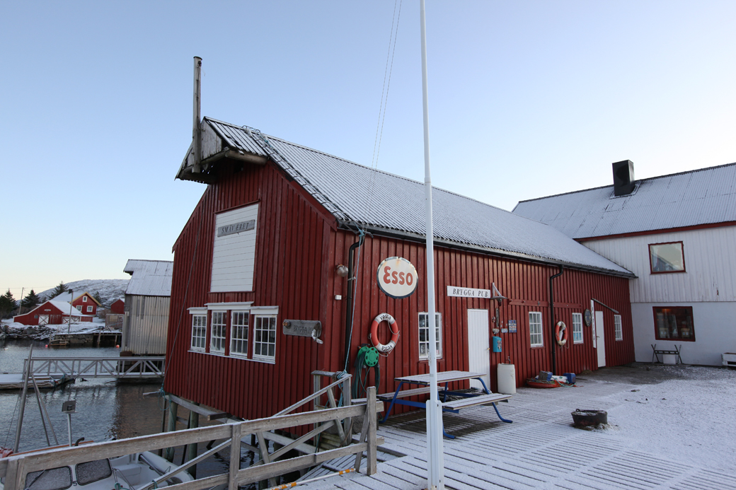 Slik så brygga med pub og butikk ut før brannen. Bildet er tatt i desember 2011.