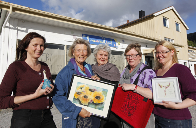 Nina Østvik (til venstre), Vigdis Lein, Rita Paulsen, Inger Karin Dahle Klocke og Tove Estensen åpner utsalg i de tidligere butikklokalene på Lauvsnes.