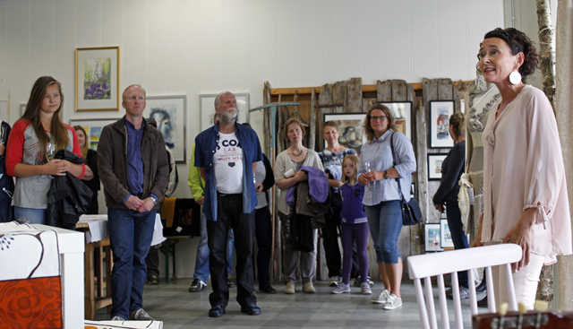 Wenche Anita Larsen Dahle underholdt med fin sang under åpninga.