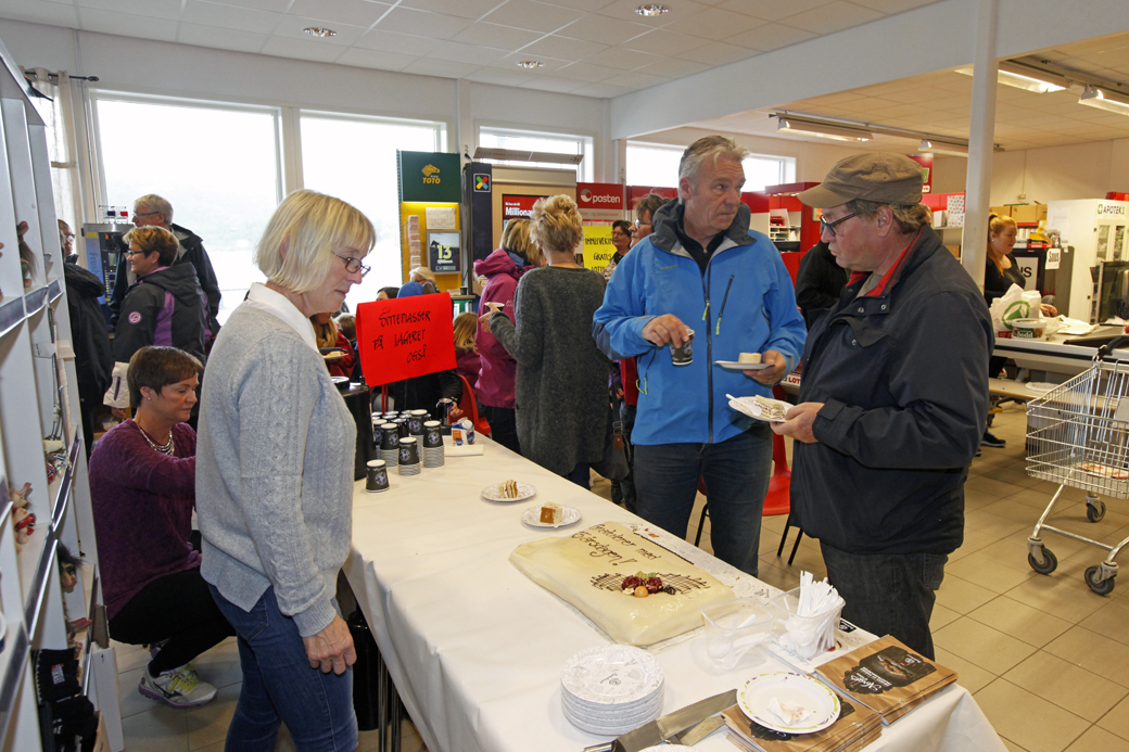 Det var et yrende folkeliv da Spar-butikken feiret 75-årsjubileum, og kakestykkene gikk unna.