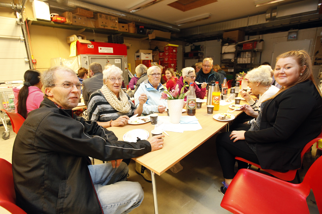 Lageret var omgjort til selskapslokale. Der fant folk seg godt til rette, fra venstre: Arne Lindseth, Jette Dahle, Agnes Strøm, Trude og Kåre Olsen og til høyre Anja Ekker Skorstad.