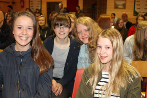 Disse jentene var spente og forventningsfulle før sending, fra venstre: Matilde Hanssen, Amalie Stamnes Hågensen, Iben Estensen og Rakel Estensen.