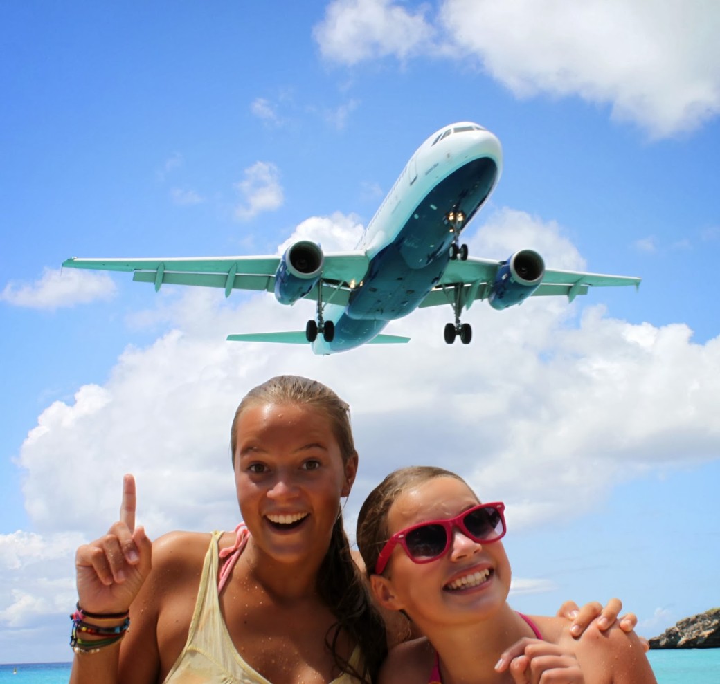 St. Marteen er kjent for sin flotte badestrand i enden på rullebanen. Dermed stryker flyene over hodet på badegjestene Linn Sofie og Nicoline.