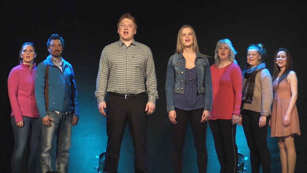 Brannen har fått sin egen sang. Fra venstre: Torunn Strøm, Morten Hågensen, Øivind Strøm, Nina Bendiksen. Tone Bendiksen, Ida Myren og Camilla Hågensen.