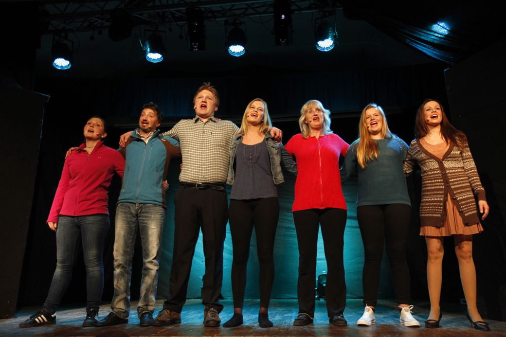 De sang om samhold og fellesskap etter brannen og raset, fra venstre: Torunn Strøm, Morten Hågensen, Øivind Strøm, Nina Bendiksen, Tone Bendiksen, Ida Christine Myren og Camilla Hågensen.