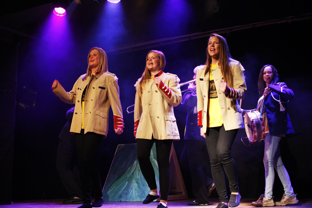 Et korpsbesøk på Utvorda gikk ikke upåtalt hen. Fra venstre: Nina Bendiksen, Ida Myren og Linn Sofie Mork.