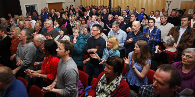 Staut høstet stående applaus for forestillinga i et fullsatt samfunnshus.