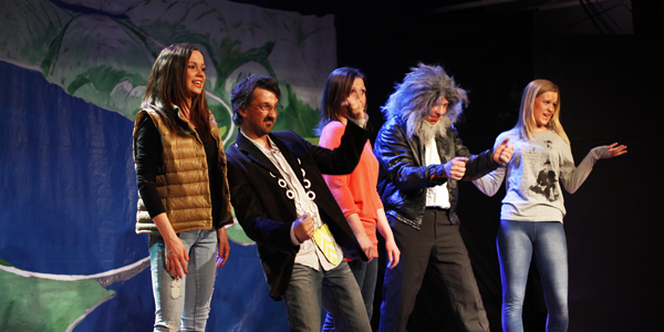 "Trur dåkk at det bli bru?" spør jentene, men ordfører og teknisk sjef er ikke i tvil. Fra venstre: Camilla Hågensen, Morten Hågensen, Torunn Strøm, Inge Finnanger og Nina Bendiksen.