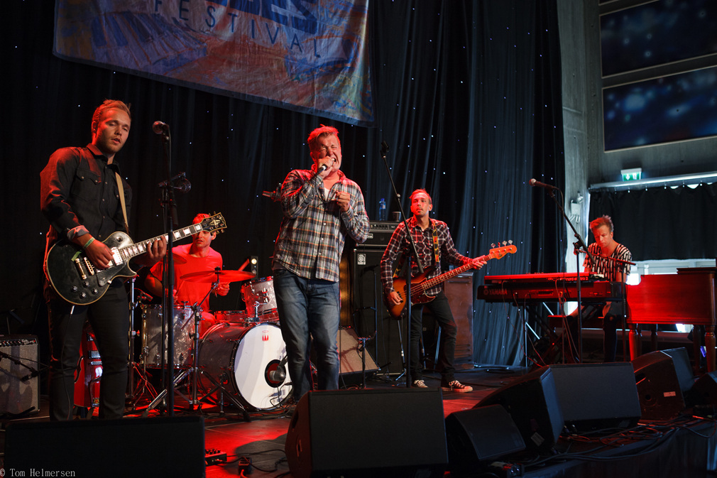 TIL FINALEN: Steve Cooling gikk til fianlen i Union Blues Cup på Notodden, etter å ha vunnet delfinalen i Midt-Norge. Selv om bandet ikke nådde helt til topps i finalen, fikk bandet mye oppmerksomhet og nye spillejobber. Bandet består av Sondre Johnsrud, Jens Martin Olsen, Amund Johnsrud, Mads Fallet og Kim Aakervik. (Foto: Tom Helmersen)