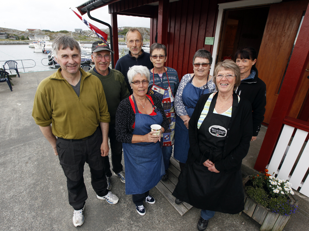 Dugnadsgjengen som sørget for Sankthans på Kvaløysæter, fra venstre: Gunnar Kvaløsæter, Frank Dahle, Joar Dahle, Turid Bjørsvik, Mette Kvaløsæter, Aud Høstland, Bjørg Kvaløsæter og Wenche Bjørsvik Dahle.