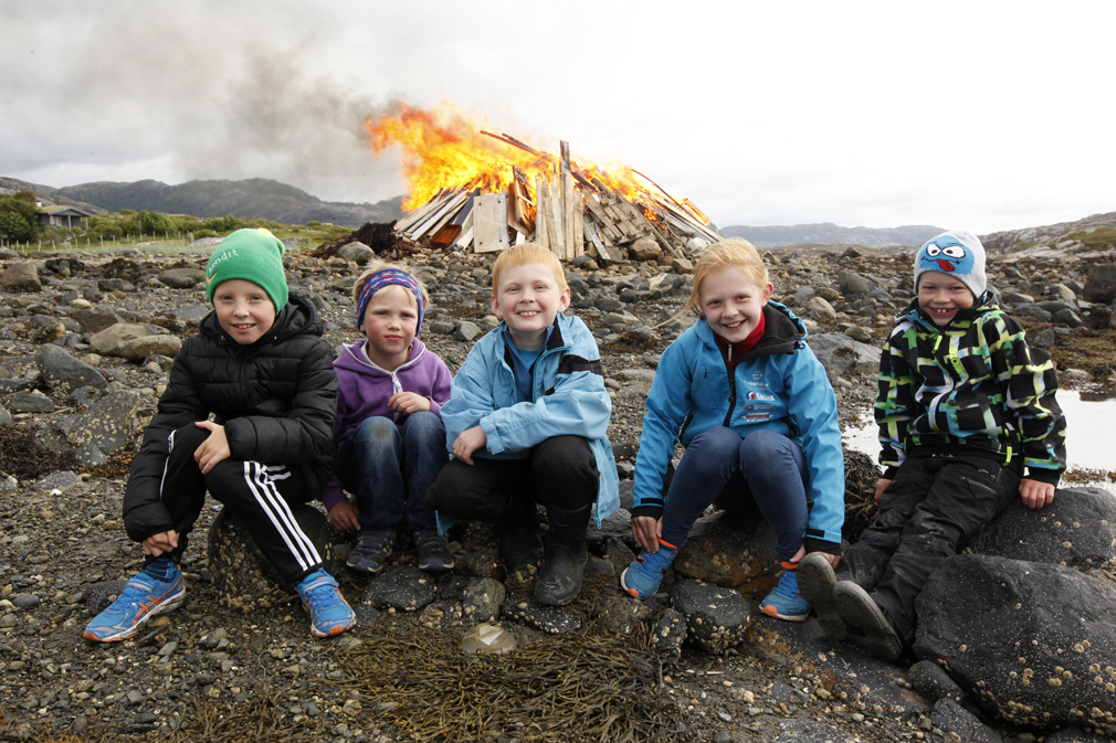 SANKTHANS: På Kvaløysæter er det tradisjon med bål og matservering på Sankthansaften. Denne blide gjengen koste seg ved bålet i fjæra, fra venstre: Sondre, Espen, Magnus, Hanne og Nicklas.