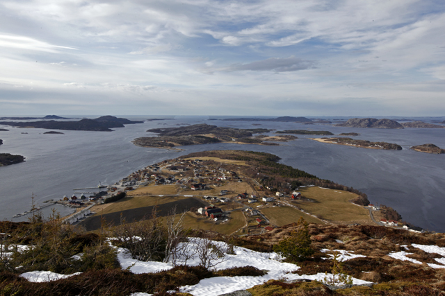 Noen flekker av snø ligger fortsatt igjen på Storfjellet, men nå må de snart gi tapt. Innover i fjellet er det fortsatt større snømengder.