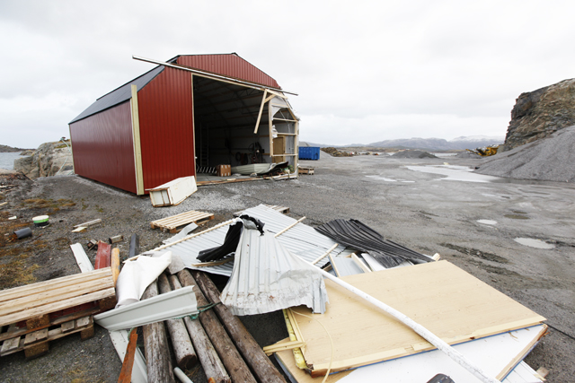 Nybygget i Storlavika fikk hard medfart, Portene ble revet av.
