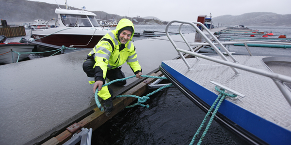 Alf Magne Hanssen sikrer båtene ved Vik Brygge før stormen kommer.
