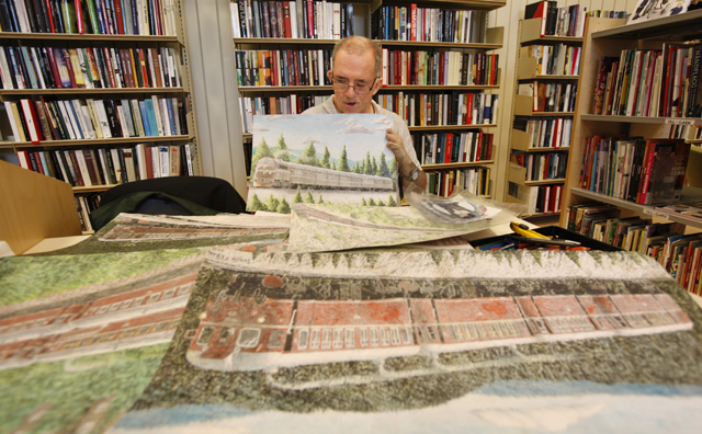 Det siste halvåret har Svein Fløan laget mange, flotte tegninger. Tegninga han holder, er fra strekningen Grong-Snåsa.