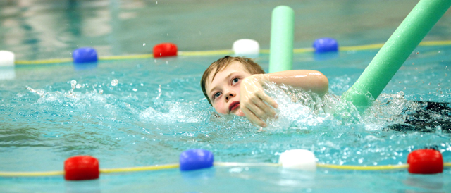 Gabriel Storø Høstland deltok på sitt første svømmestevne.